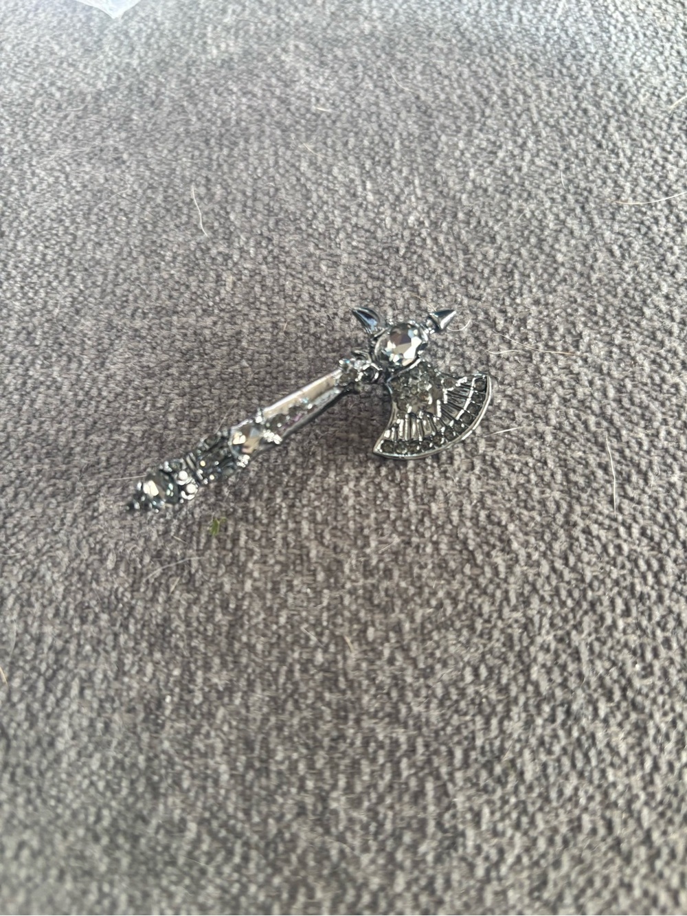 🌸 Silver Decorative Axe Brooch with Rhinestones 🌸 - Picture 4 of 4